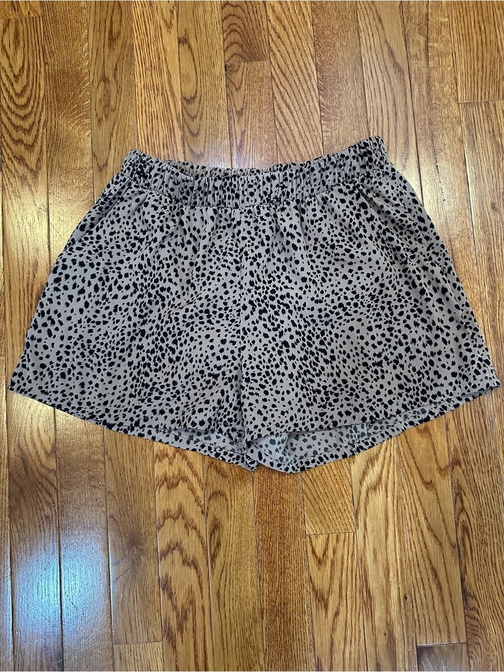 Tyche tan and black leopard print pull on shorts women’s size medium EUC